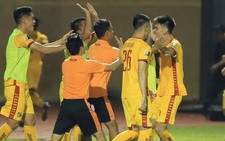 Cầu thủ 'sút phạt như Ronaldo', Thanh Hóa ngược dòng hạ Khánh Hòa