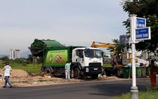 Bãi rác bị chặn, xe rác dọn bãi trên đường đổ rác tạm