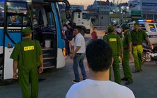 Truy tìm hai kẻ nghi 'ngáo đá' chặn xe khách cướp tiền tài xế