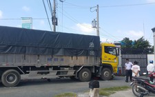 Xe tải rẽ vào nhà máy gạo cán chết người đàn ông đi xe máy
