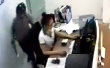 Cô gái can đảm vật ngã tên cướp rút dao kề cổ mình
