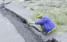 Video: Đoạn Quốc lộ 91 rạn nứt đổ ập xuống sông Hậu rạng sáng nay