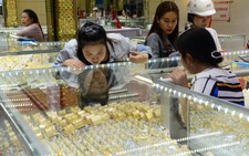 Vàng 'thất vọng' rớt giá khi FED hạ lãi suất 0,25%
