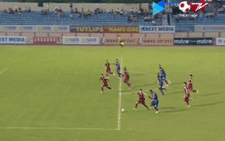 Video gây tranh cãi tại V-League: thổi phạt đền ngoài vòng cấm?