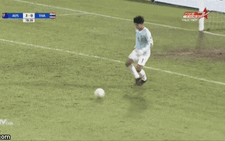 Thủ môn U18 Thái Lan lóng ngóng đỡ bóng bật ra cả mét khiến đội nhà thua thêm