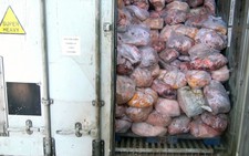 Niêm phong hơn 40 tấn thịt gà, heo không rõ nguồn gốc trong cơ sở giò chả