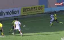 Video cầu thủ U18 Thái Lan đệm bóng lên trời trước khung thành trống