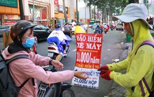 Bảo hiểm siêu rẻ mua trên lề đường, công an phạt như thường
