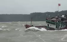 Video: 12 thuyền viên chống chọi với sóng dữ cho đến khi được cứu sống