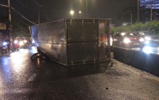 Xe tải lật đè xe máy, nam thanh niên nhảy khỏi xe thoát chết trong gang tấc