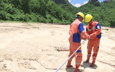 Lũ dữ cuốn trôi gần 129 cột điện khiến 4 bản vùng sâu phải thắp đèn dầu