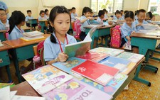 Đầu năm mệt mỏi chạy theo sách giáo khoa, bao bì 'đồng phục'