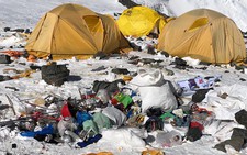 Dân leo núi Everest bị cấm mang theo đồ nhựa