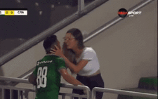 Cầu thủ ghi bàn xong chạy lên khán đài hôn vợ, ai ngờ bàn thắng bị từ chối