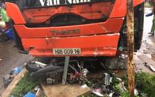 Xe giường nằm lao vào cổng chợ Chư Sê tông 4 người chết