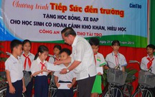 1 triệu đồng học bổng, chiếc xe đạp và niềm vui của học trò nghèo Cần Thơ