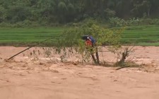 Trắng đêm tìm kiếm 12 người dân mất tích trong lũ dữ