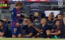 Messi gây tranh cãi vì hành động từ chối bắt tay tân binh Griezmann