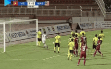 Khoảnh khắc U18 Việt Nam ghi bàn nhờ 'cú né tai hại' của đối thủ