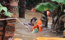 Chiến sĩ đu dây đưa người dân thoát lũ ở Tây Nguyên
