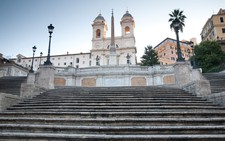 Khách du lịch bị cấm ngồi lên Bậc thang Tây Ban Nha ở Rome