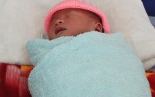 Bé sơ sinh trong bọc nilông được nhiều người xin nhận làm con nuôi
