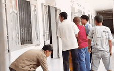 Video: Nhà sư đập bể kính ôtô được đưa vào bệnh viện tâm thần