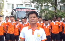 Giám đốc kỹ thuật và cầu thủ Nam Định cúi đầu xin lỗi vụ pháo sáng