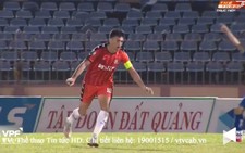Cầu thủ Đà Nẵng hãm bóng bằng tay rồi ghi bàn, trọng tài 'ngó lơ' cho qua
