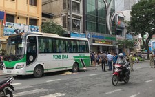Người phụ nữ đẩy xe ve chai qua đường bị xe khách tông chết