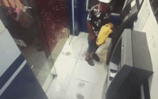 Video: Ăn cắp tiền bằng thẻ ATM giả của nhóm nghi phạm Trung Quốc