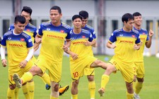 Công Phượng ra sân tập ngay khi vừa từ Bỉ đến Thái Lan