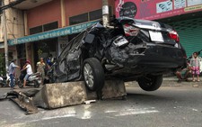 Xe container tông nát xe Camry, hai vợ chồng may mắn thoát nạn