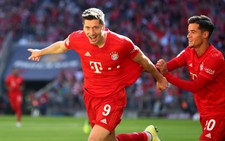 Lewandowski lập cú đúp, Bayern Munich thắng dễ 10 người Cologne
