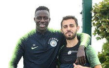 Sao Man City bị Hiệp hội bóng đá Anh điều tra vì…giỡn ‘lố’ với đồng đội