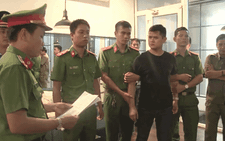 Video: Công an đọc lệnh bắt tạm giam bác sĩ hiếp dâm