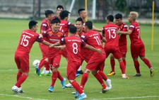 Tuyển Việt Nam cực kỳ vui vẻ trên sân tập chờ đấu Thái Lan
