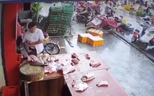 Video bão mạng một vụ trộm thịt heo nhét vào túi quần