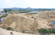 Bãi cát không phép án ngữ cửa ngõ TP Quảng Ngãi