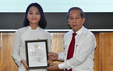 'Hãy học để làm người tốt, đừng chỉ học để lấy tri thức'