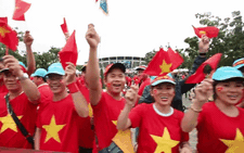 Video: Sức nóng cổ động viên Việt Nam trên SVĐ Thái Lan