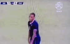 Hài hước video HLV bị cầu thủ đối phương 'hạ đo ván' dù... đứng ngoài sân