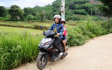 Người phụ nữ 6 năm miệt mài chở con người dưng đến trường