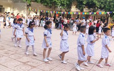 Hàng trăm trường khai giảng 'bù' sau mưa lũ