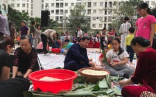 Dân chung cư cùng nhau gói bánh chưng