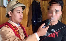 Hai lái thuyền trên sông bị phạt tiền vì vi phạm nồng độ cồn