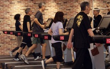 Những cụ già trăm tuổi lưng còng chống gậy đi... tập gym