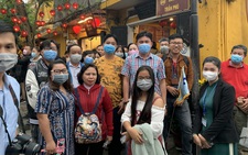 Du khách nước ngoài thăm Hội An vui vì được phát khẩu trang miễn phí