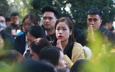 Giữa trưa, dân công sở ùn ùn đi lễ phủ Tây Hồ trong ngày làm đầu tiên sau tết