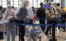 Video: Dùng bình nhựa, túi nilông làm khẩu trang chống virus corona ở Trung Quốc